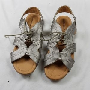 comfortview sandals Size 7.5. Condition is "Pre-ow